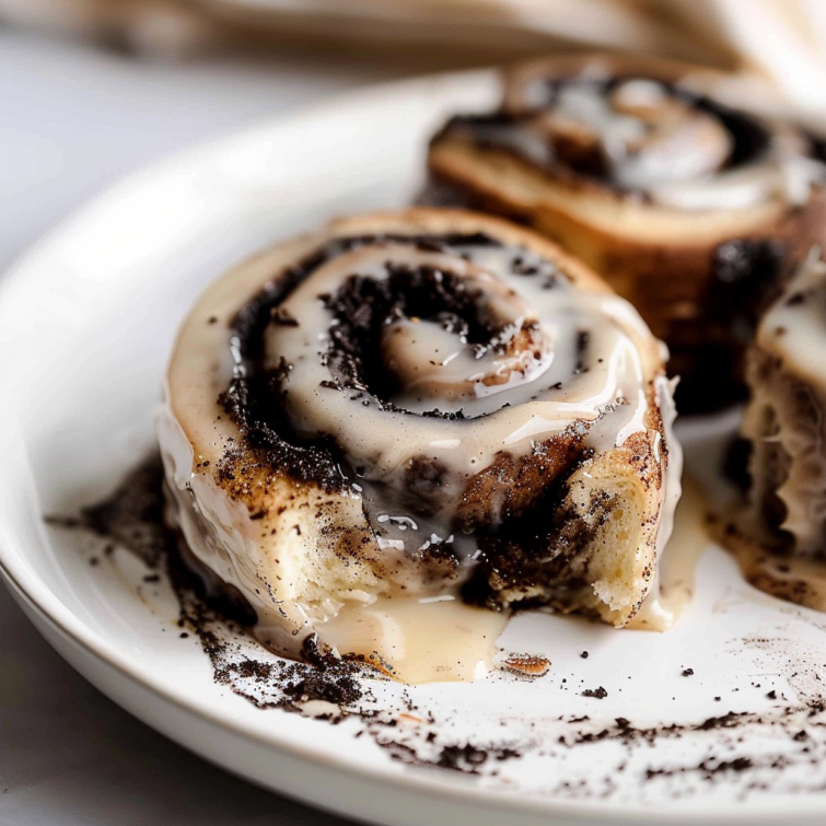 Oreo-Stuffed Cinnamon Rolls - That Oven Feelin